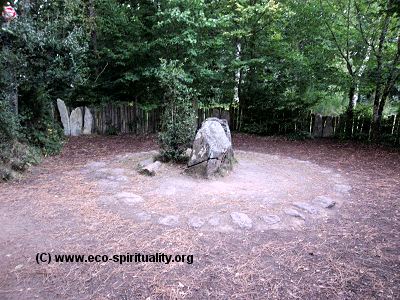 Lo Stone circle della "Tomba di Merlino" nella foresta di Broceliande in Bretagna