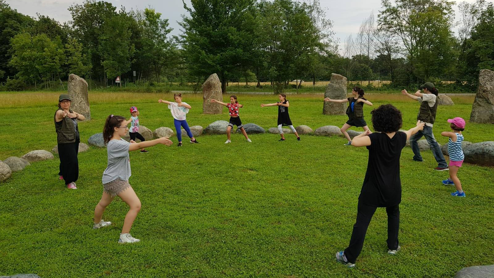 Le giovani allieve del gruppo di danza di Marta Azzalin sperimentano la Kemò-vad al Cerchio di Pietre di Dreamland