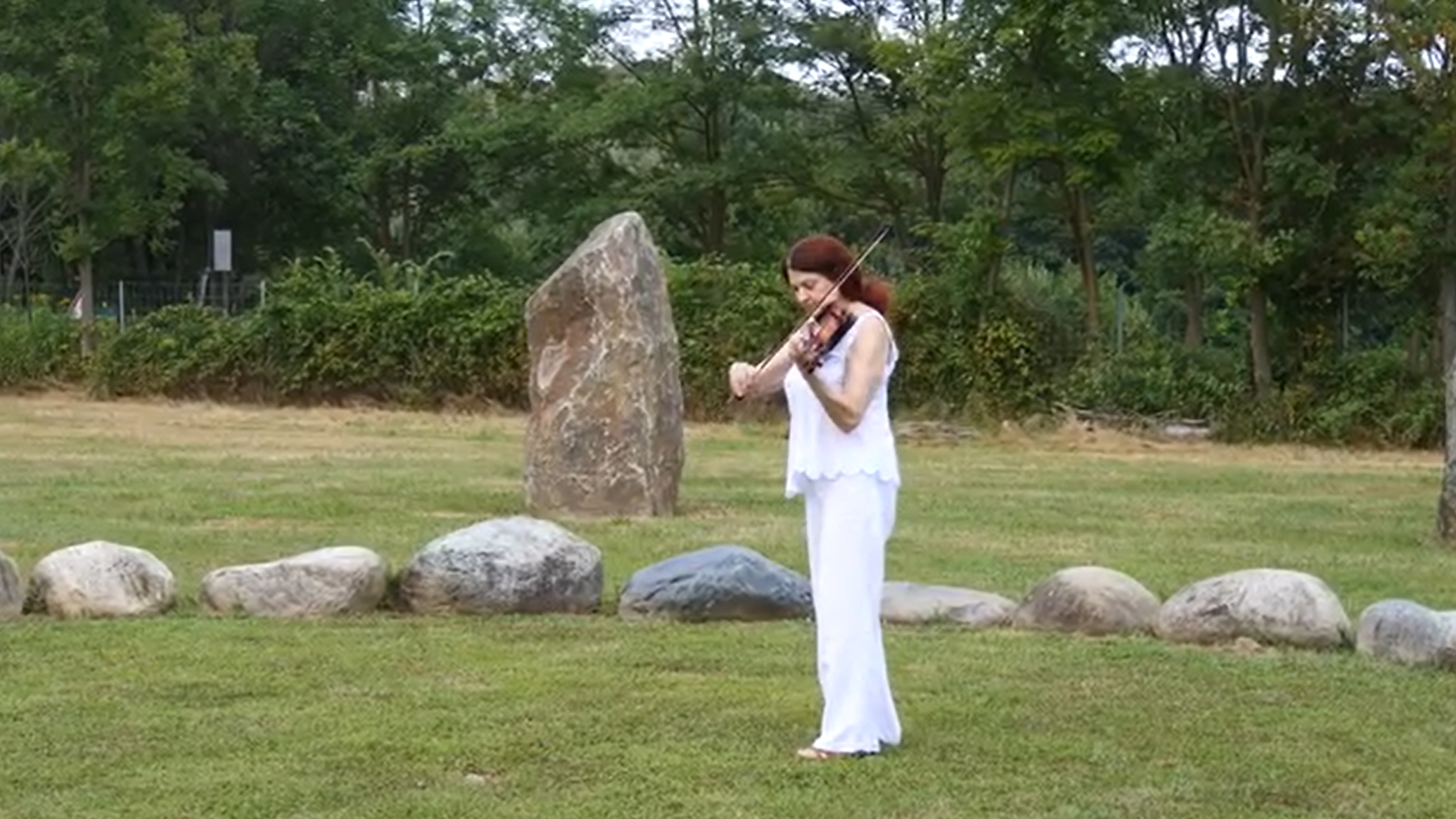 Scarlet Rivera, violinista di Bob Dylan, suona allo Stone Circle di Dreamland