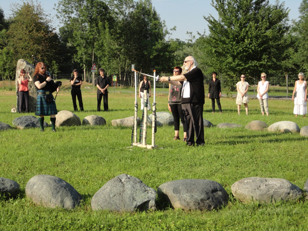 Giancarlo Barbadoro celebra il Solstizio d’Estate allo Stone Circle di Dreamland con un antico rito druidico